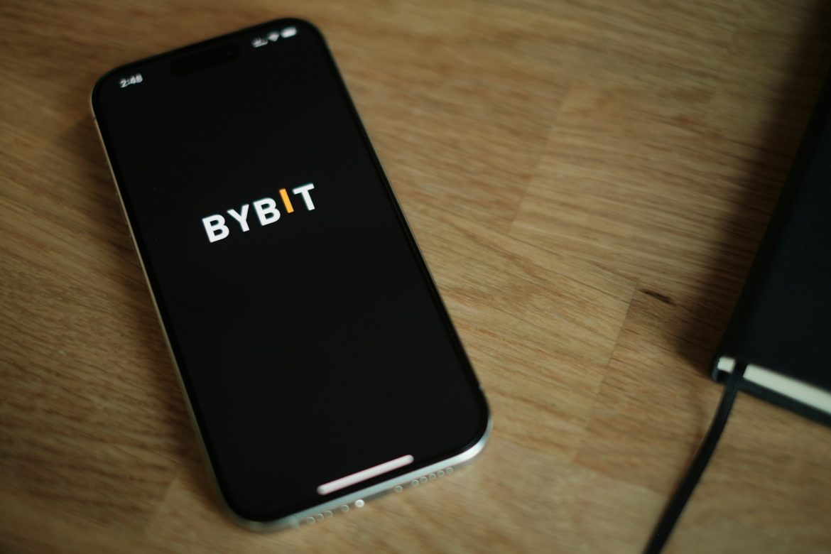 Bybit renforce sa transparence, lance une carte physique et retrouve sa légalité en France